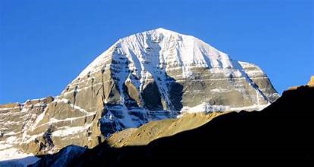Sunrise view over mountain peaks near Lhasa